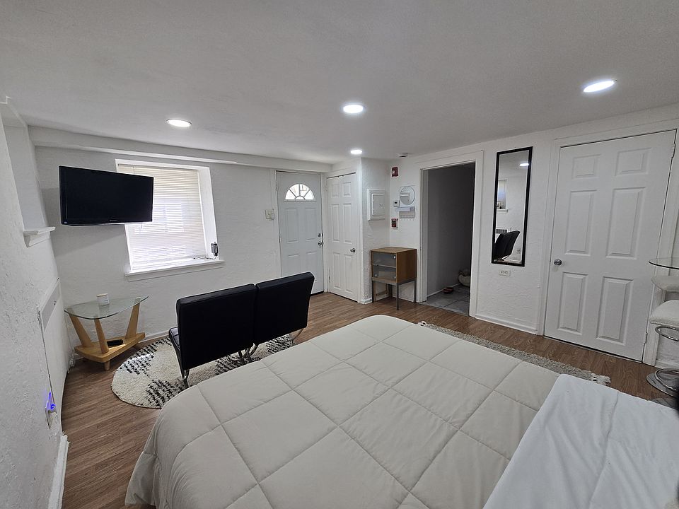 MAIN LIVING/SLEEPING AREA