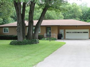 976 Cedar Woods Rd, Cedar Rapids, IA 52403