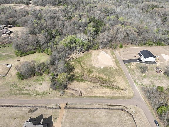 3rd image of 135 Thistle Dr