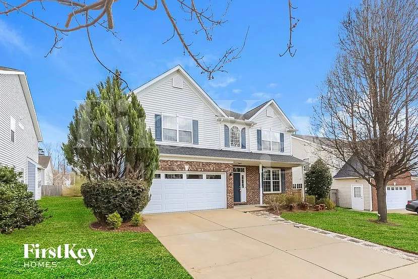 5 bed, 2.5 bath, 2761 sqft, $2,485 — Photo 2