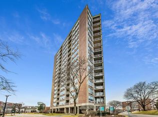 3925 Triumvera Dr APT 2B, Glenview, IL 60025