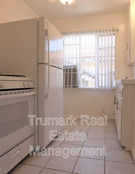 623 W Stocker St #C — Photo 9