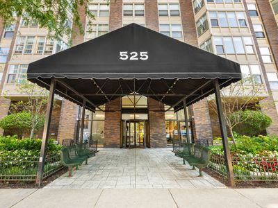 525 W Hawthorne Pl APT 1002, Chicago, IL, 60657