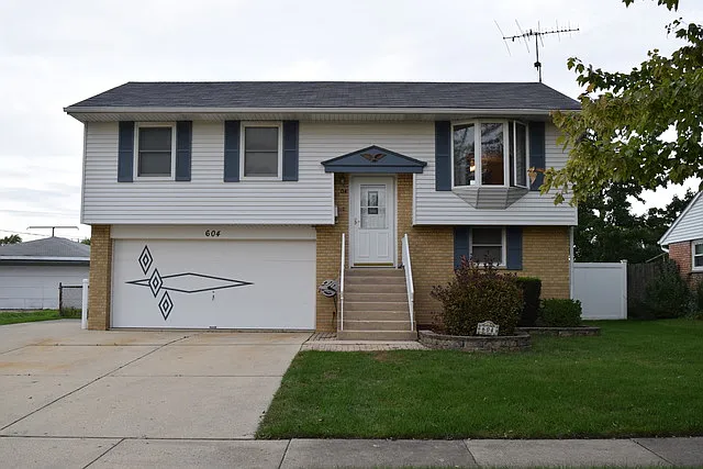604 Wicker Ave photo 1
