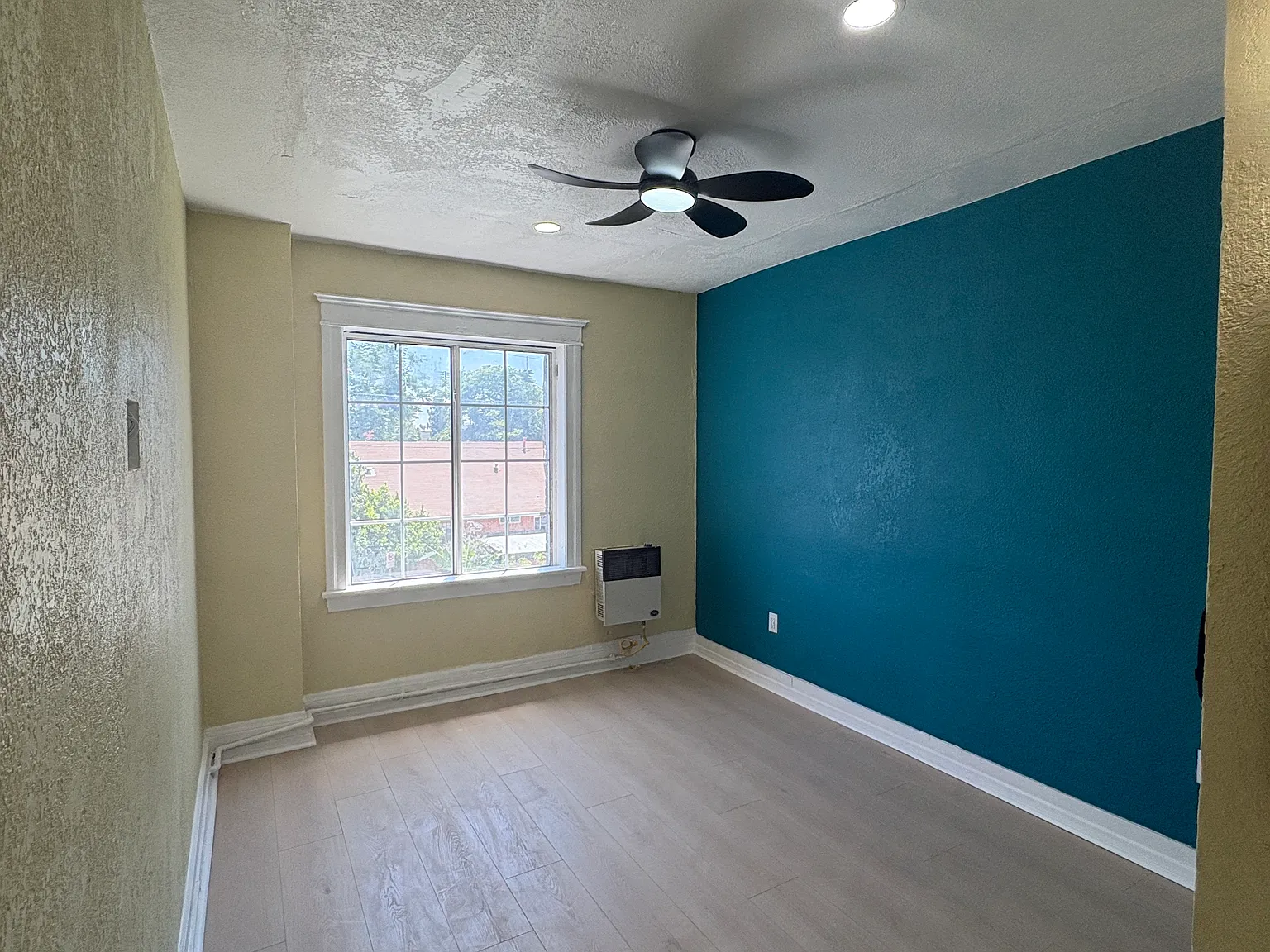 1194 E 35th St — Photo 3
