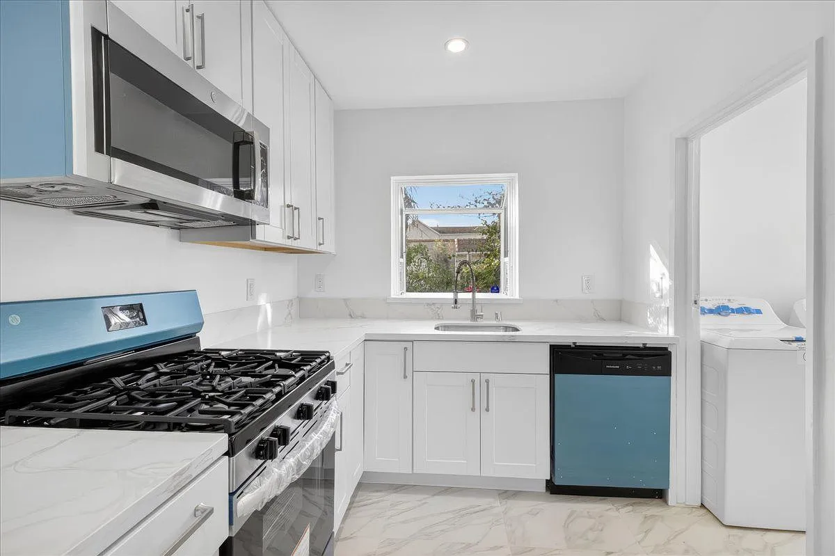 3 bed, 1.0 bath, 1300 sqft, $4,500 — Photo 4