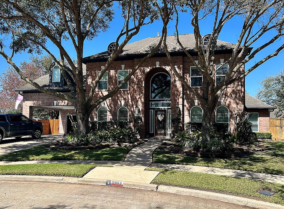 2nd image of 9903 Sabine Cir