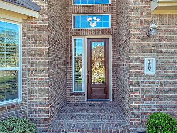 Covered front porch!