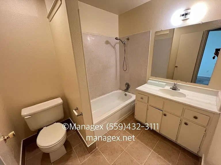 4575 N Lafayette Ave — Photo 9