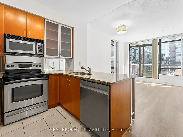 438 King St W #1404 — Photo 6