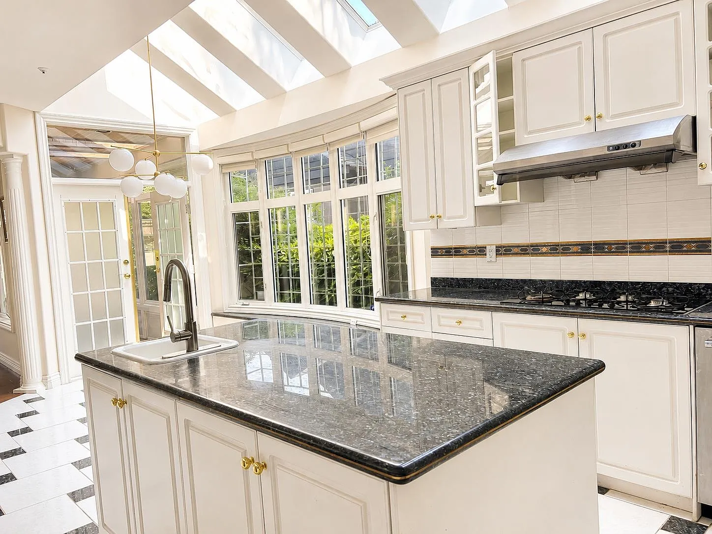 6 bed, 3500 sqft, $7,200 — Photo 2