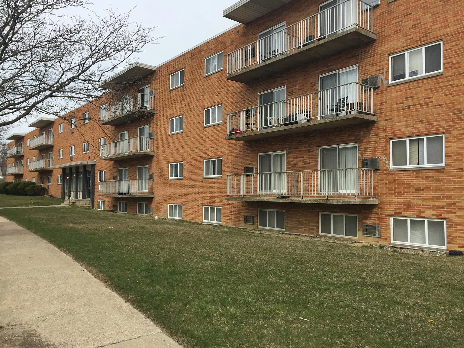 18012 Lake Shore Boulevard — Photo 1