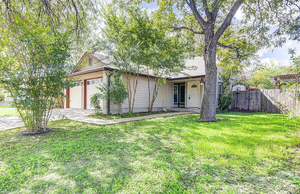3 bed, 2.0 bath, 1086 sqft, $2,195 — Photo 1