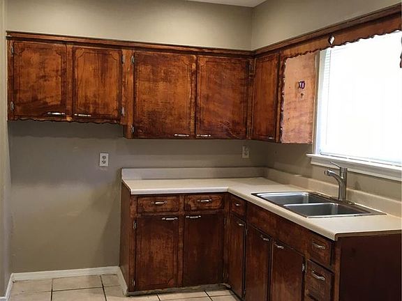 2nd image of 909 E Celeste Dr