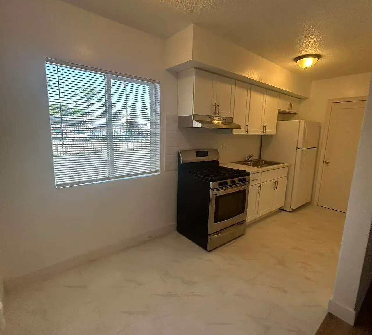 1 bed, 700 sqft, $1,800 — Photo 2