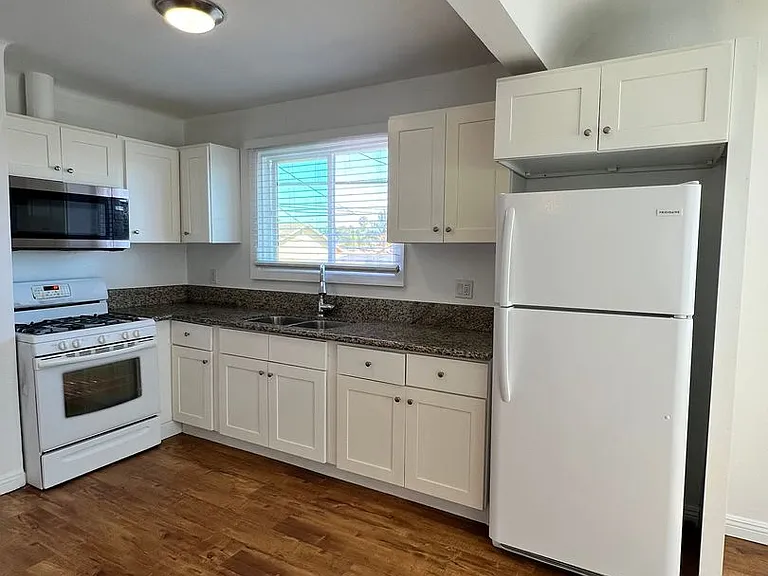 4172 S Hobart Blvd — Photo 1