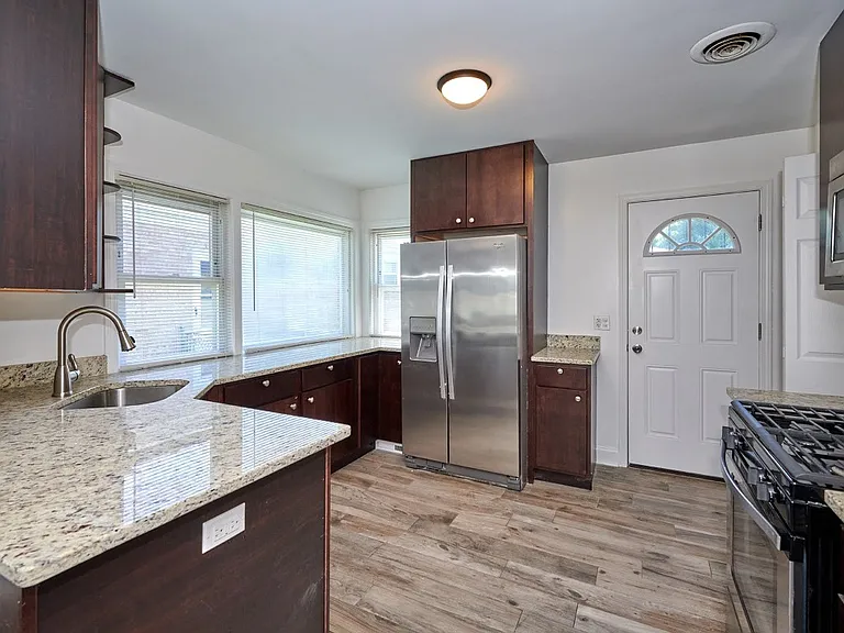 7810 E Prairie Rd — Photo 6