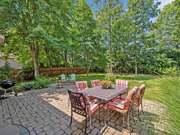 4th image of 555 Thistle Dr