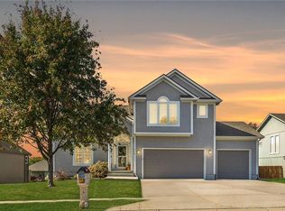 904 Crestridge Dr, Kearney, MO 64060