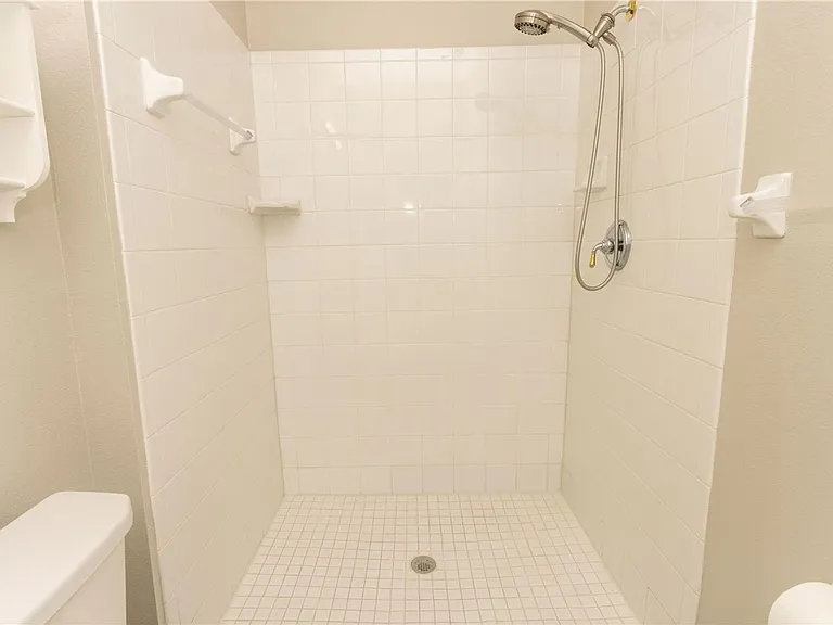 3326 Covered Bridge Dr W — Photo 41
