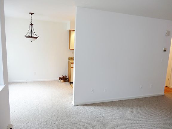 4th image of 126 Foxwood Cir