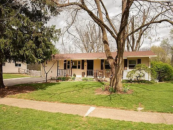 222 Westlea Dr — Photo 3