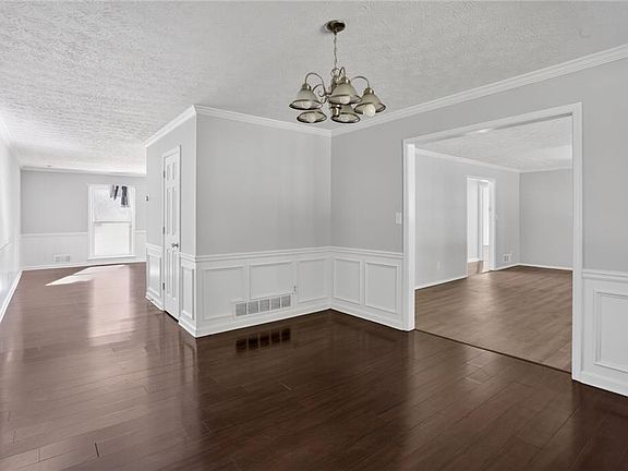 5th image of 2223 Angela Dr SW