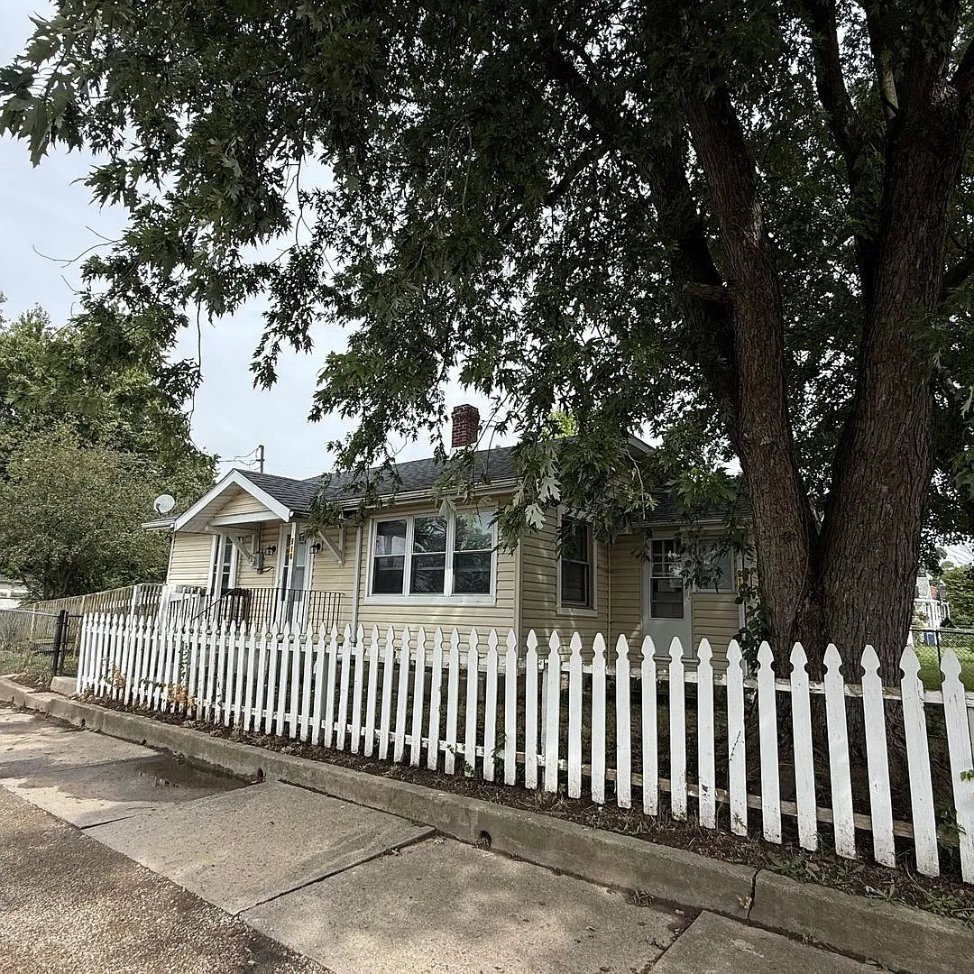 Cute - 2 Bedroom Renovated Home - Fenced Yard — Photo 2