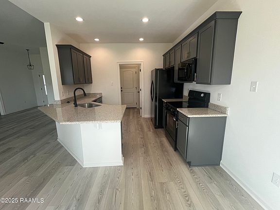 3rd image of 104 Brattle Ct