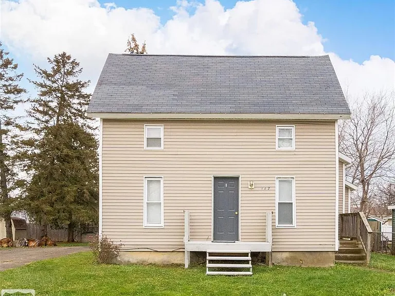 107 E Perry St — Photo 2