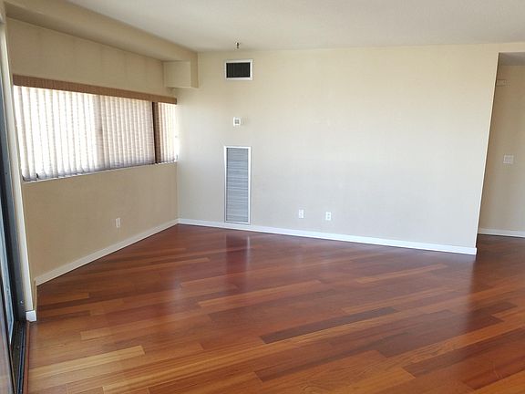 3rd image of 100 Park Ave W APT 803