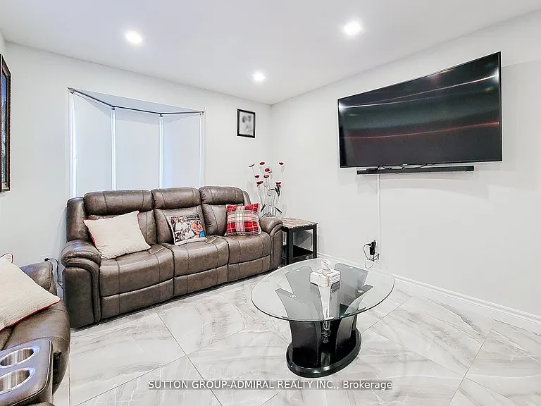 2 Royalwood Ct #52 — Photo 8