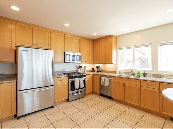 4th image of 210 Rosemont St