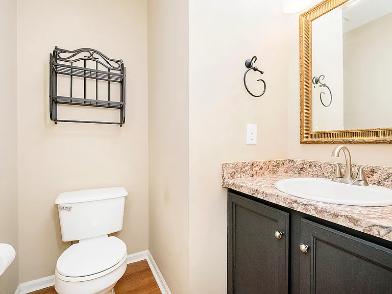 Main level 1/2 bathroom