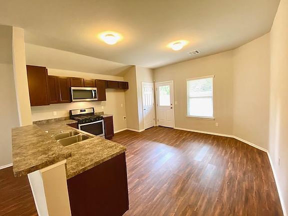 5th image of 370 NE 17th Pl