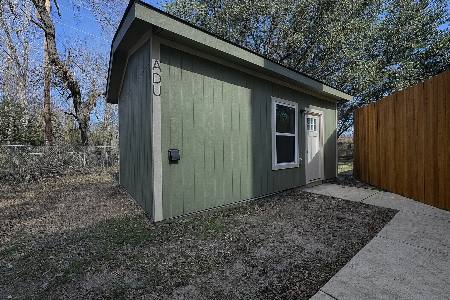 1 bed, 300 sqft, $1,000 — Photo 1