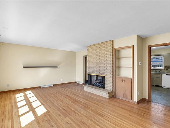 2nd image of 220 Ivanhoe Way
