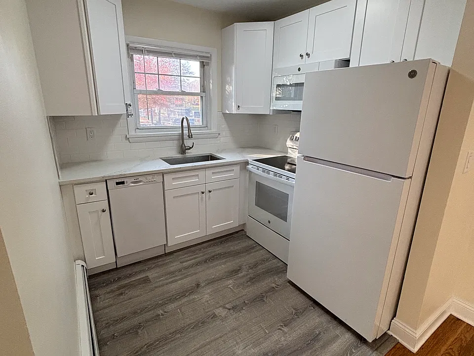 470 Glenbrook Rd #3B