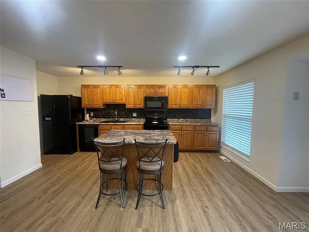 4 bed, 3.0 bath, 1390 sqft, $2,250 — Photo 3