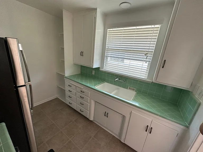 1618 W Huntington Dr — Photo 6