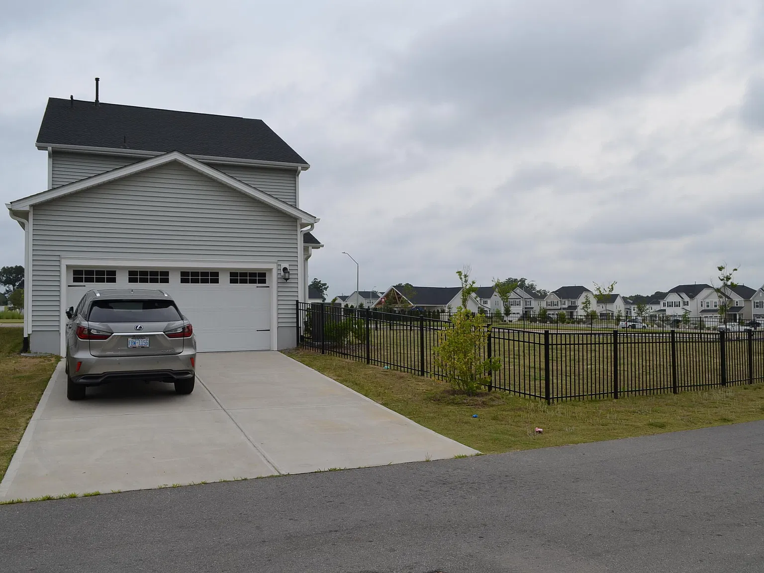 4 bed, 3.0 bath, 2550 sqft, $2,600 — Photo 3