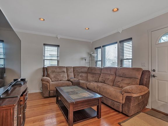 4th image of 4218 N Newcastle Ave
