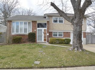 825 Chess Dr, Baldwin, NY 11510