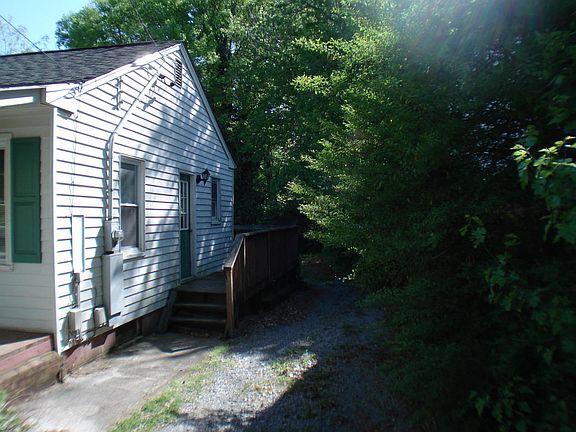 3rd image of 2443 Amber St
