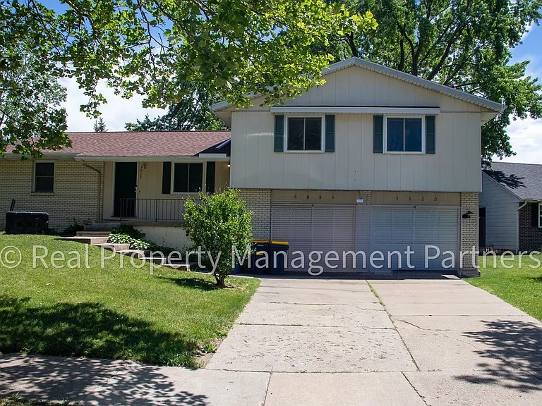 3920 Camelot Dr SE — Photo 1
