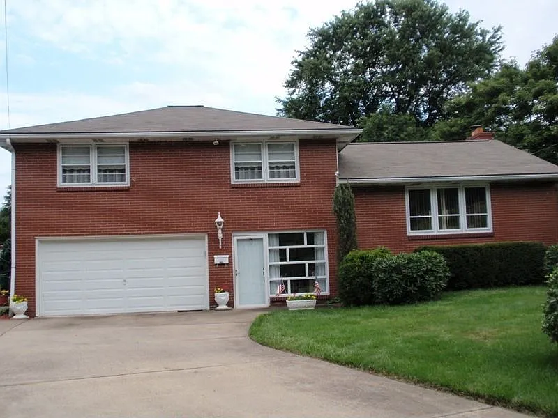 1008 Royal Ct photo 1