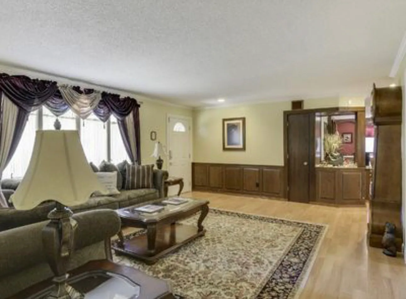 5 bed, 3357 sqft, $2,795 — Photo 2