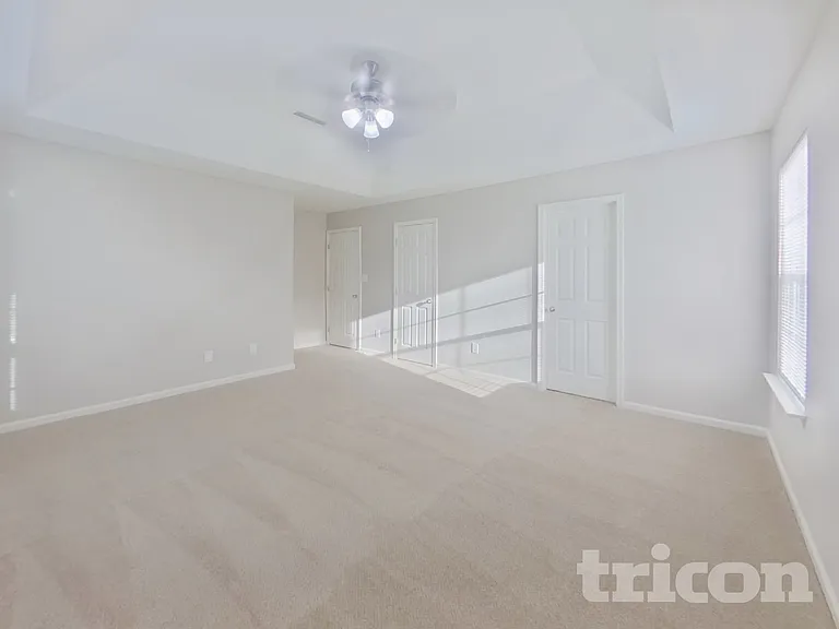 2092 Roscommon Dr — Photo 9