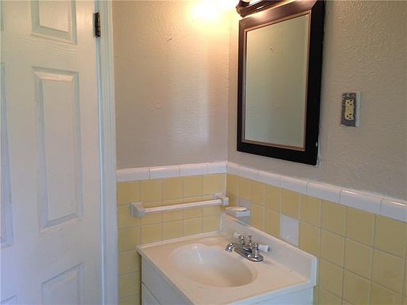 5th image of 3813 Englewood Ln