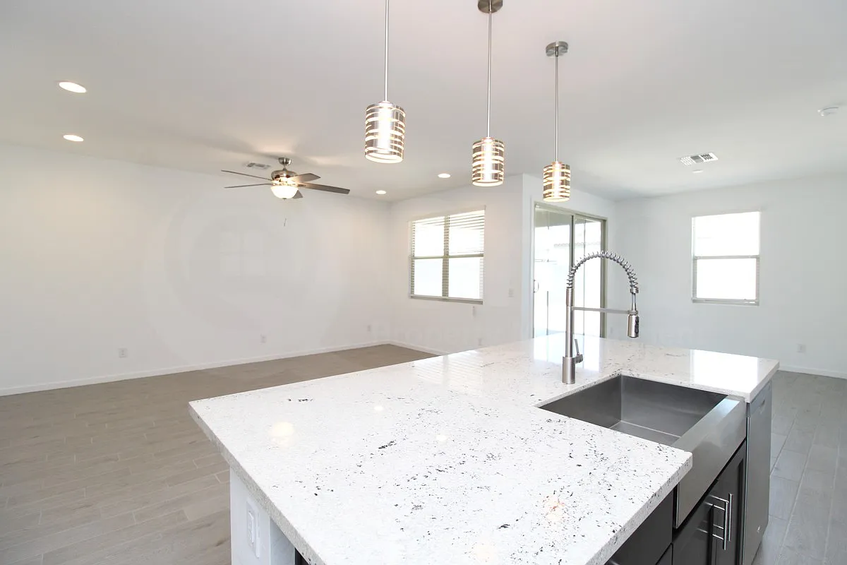 4 bed, 2.0 bath, 1834 sqft, $2,199 — Photo 4
